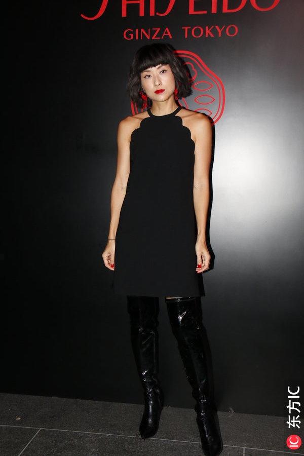 陈奕迅44岁娇妻徐濠萦现身，短裙搭过膝大长靴，这一身有点看不懂