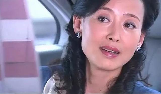 演完白敬亭张小斐妈妈，许凯妈妈，52岁的她魅力风采不减当年