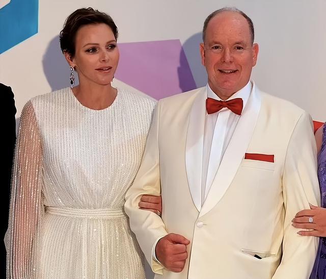 摩纳哥亲王重口味:爱上大嘴空姐,承认私生子,夏琳王妃被她打败