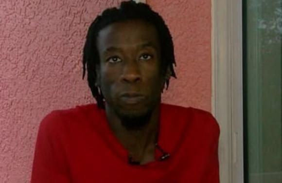 女病人躺床治病时脚趾不舒服，抬头发现陌生男子正在舔她脚