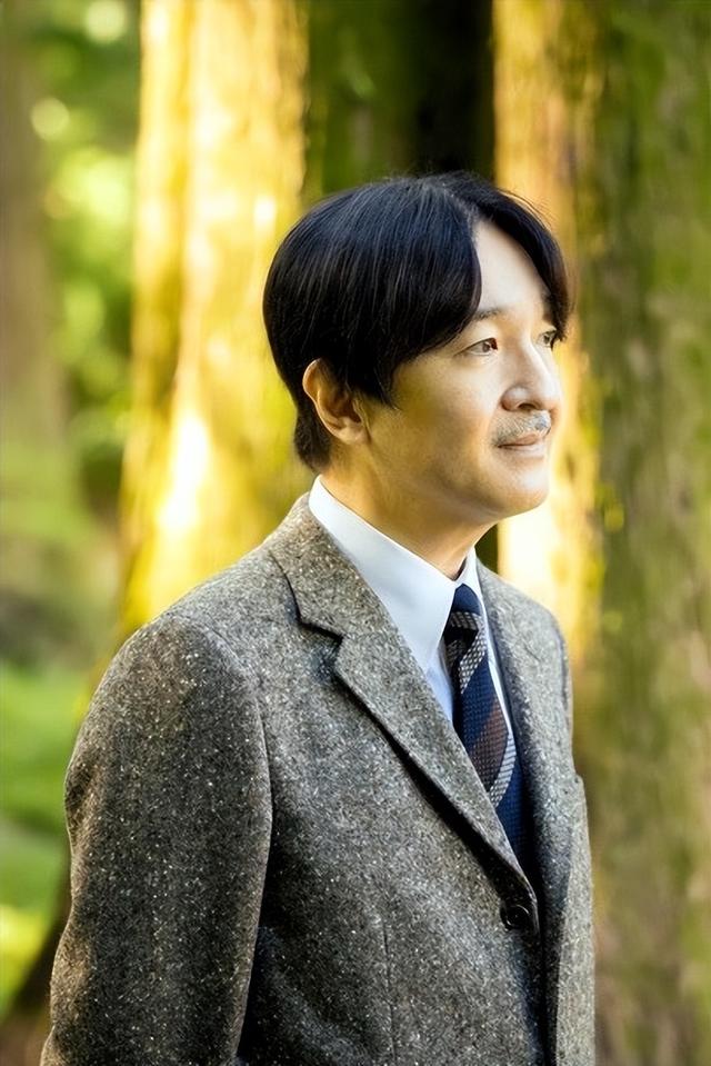 文仁亲王：身高175野心勃勃，41岁生子成皇嗣，喊话哥哥早点退位