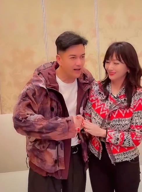 66岁赵雅芝与64岁吕良伟亲密同框，嫩似一对小情侣，与周润发似两代人