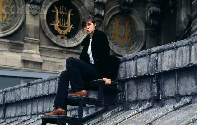 她是《不安分的姑娘》里的小可爱,也是暴力疯狂的“女性瘾者”