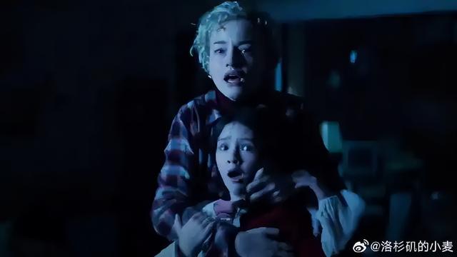 一家三口躲在木屋躲避未知生物捕杀，孰料一回头丈夫已经变异