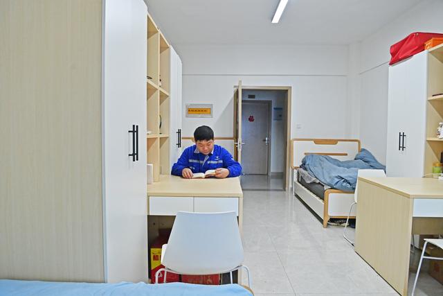 新华全媒+·新春走基层｜动力电池车间主任的一天