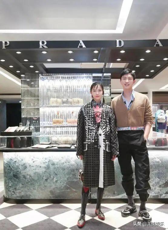 又一超模恋情曝光,和男模车内热吻,男方前女友个个是女神