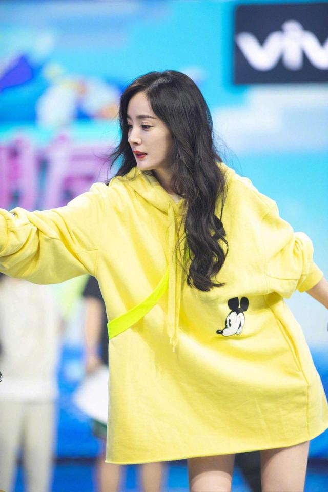 暖白皮穿什么颜色好看？以杨幂为例，解析春季型人的用色规律