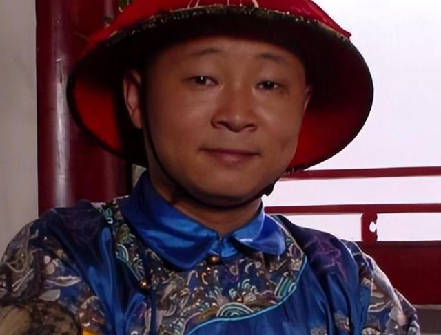 55岁赵亮现状:带模特老婆深山养鸡16年,俩儿子像谁一目了然