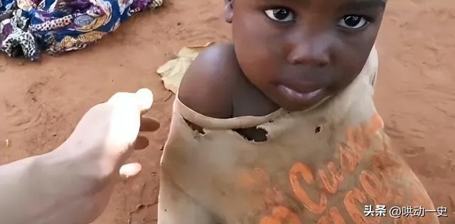 非洲土皇帝王垚：丰臀辣妹当助理，生活奢靡为何多次被官媒表扬？