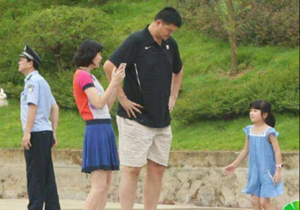 姚明女儿没有170？看站他身边168的范冰冰和172的撒贝宁就知道了