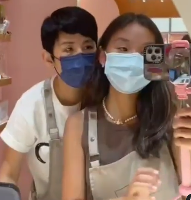 吴君如罕晒家庭照,女儿太像老爸陈可辛,侄女身材高挑想入行发展