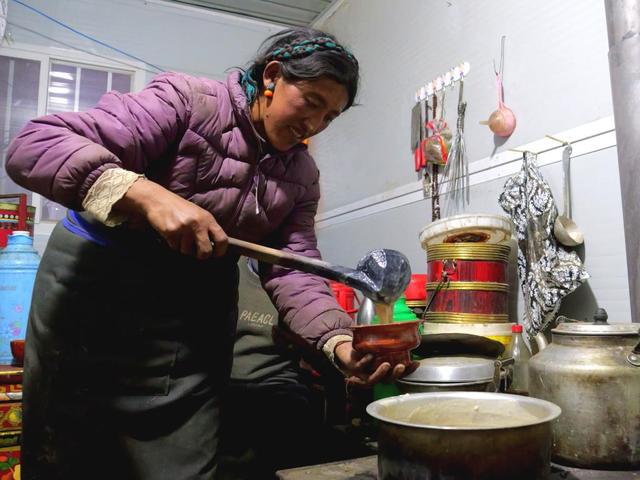 新春走基层·风雪高原行丨板房夜话