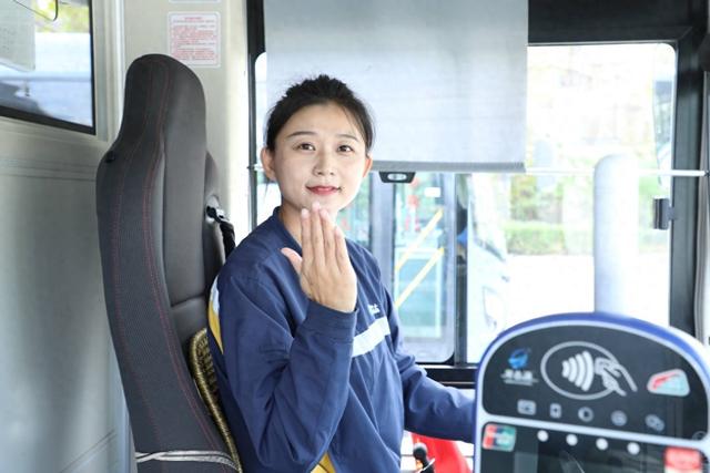 90后“网红”公交驾驶员崔慧：“她力量”带动交通“大流量”
