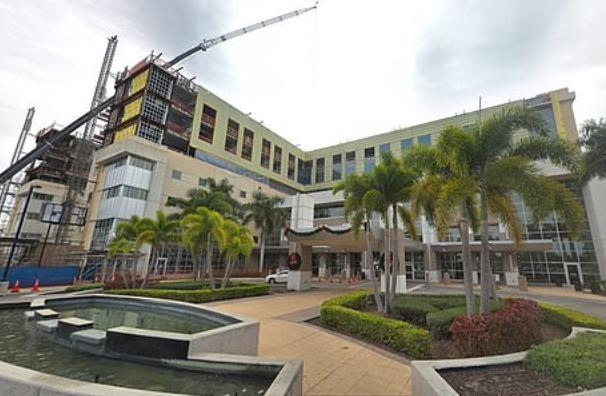 女病人躺床治病时脚趾不舒服，抬头发现陌生男子正在舔她脚