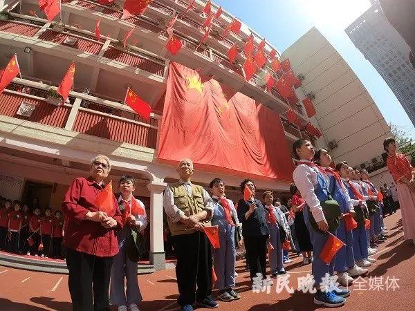 1个弹孔，见证了一段历史；400件雨衣，映衬出城市温情