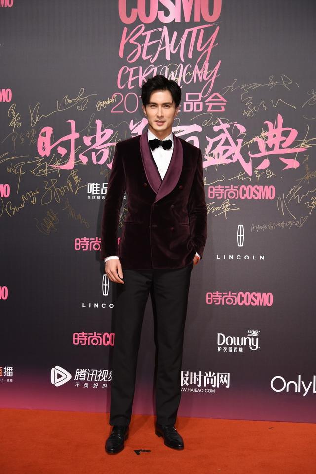 191身高的高伟光穿西服帅气翻倍,不愧是模特出身,大长腿迷人