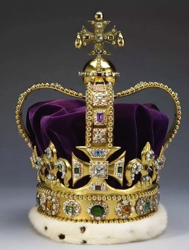 别低头，王冠会掉！18年女王吐槽1.28公斤的帝国王冠：会压断脖子