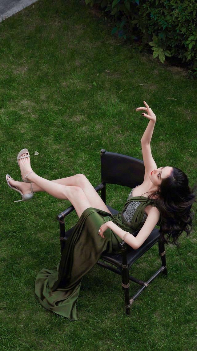 暖白皮穿什么颜色好看？以杨幂为例，解析春季型人的用色规律