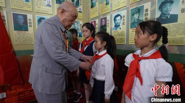 上海军地联手打造国防教育特别节目“听将军爷爷讲故事”