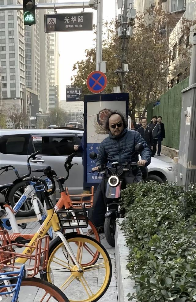 窦唯现状曝光：隐居阿那亚，秃顶头发花白索性剃光头，偶尔会演出