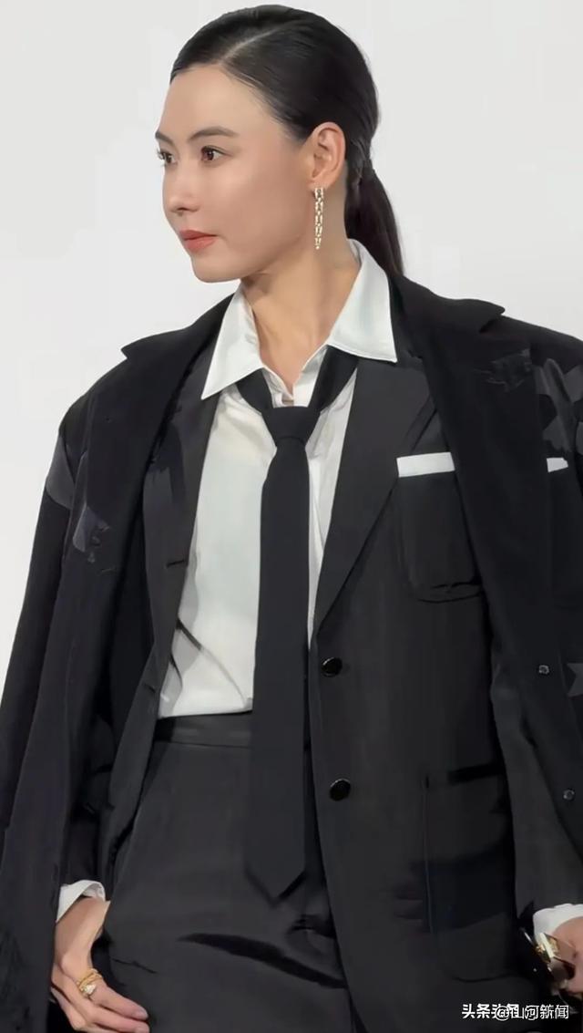 44岁的张柏芝和44岁时的王菲，一个僵硬不自信一个美成代名词