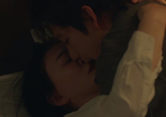 钟汉良李小冉吻戏好虐！用力太猛嘴巴被亲到变形，双方难舍难分