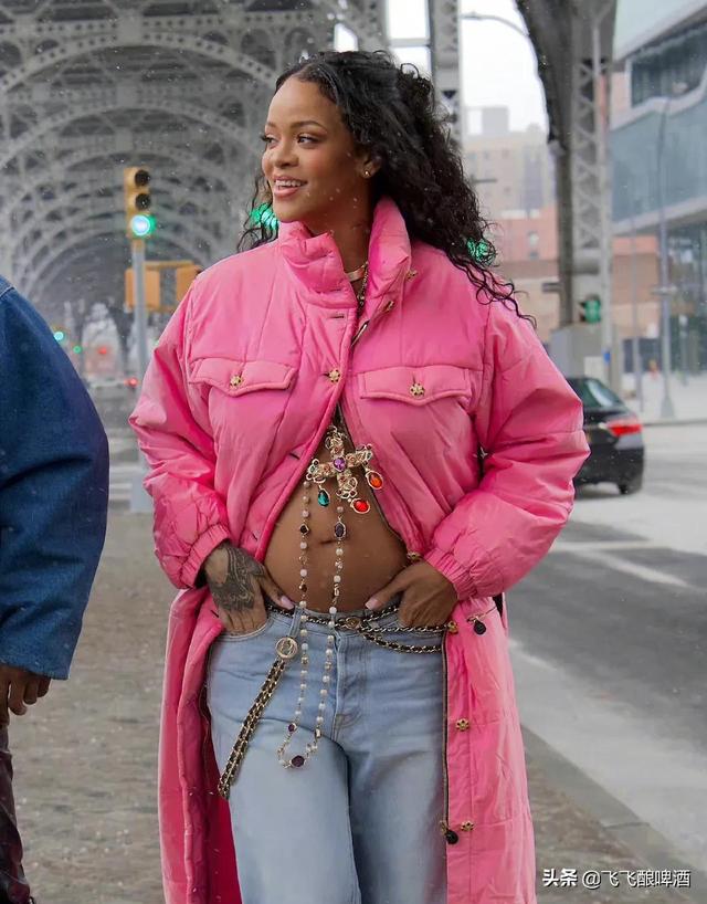 日婆大方秀孕肚,同样都是女明星怀孕,内娱咋是另一翻景象?