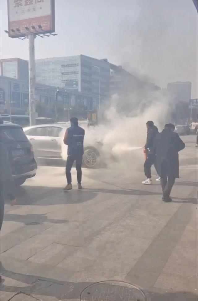 超市门口发生惊险一幕,他们第一时间冲到现场