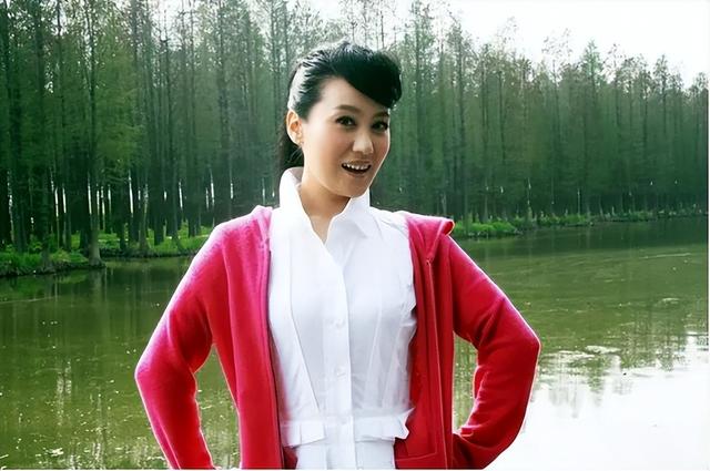 12次登上春晚，6次献唱奥运，嫁给院士邓中翰的谭晶如今怎样了？