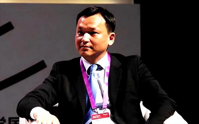 主持人曾子墨：嫁上司4年生2胎，结婚18年，如今活成人生赢家