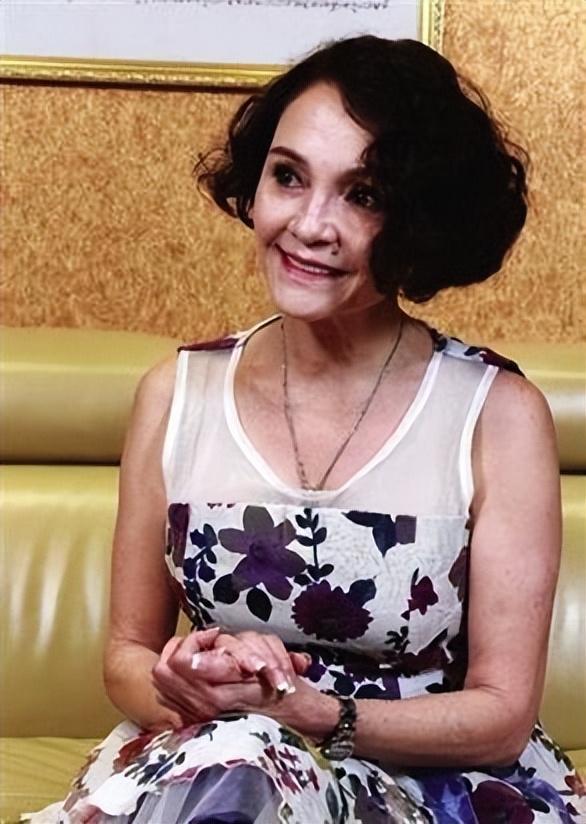 张柏芝母亲戴莎莉，16岁怀孕，四段婚姻，55岁还全裸拍三级片