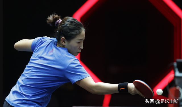 久违合体！刘诗雯搂肩福原爱，紧贴在一起牵手比身高，小枣晒黑了