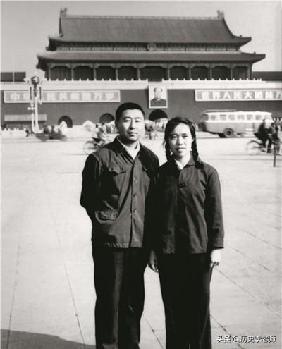 作家路遥老照片:病危时妻子坚持和他离婚,图8和莫言合影很罕见