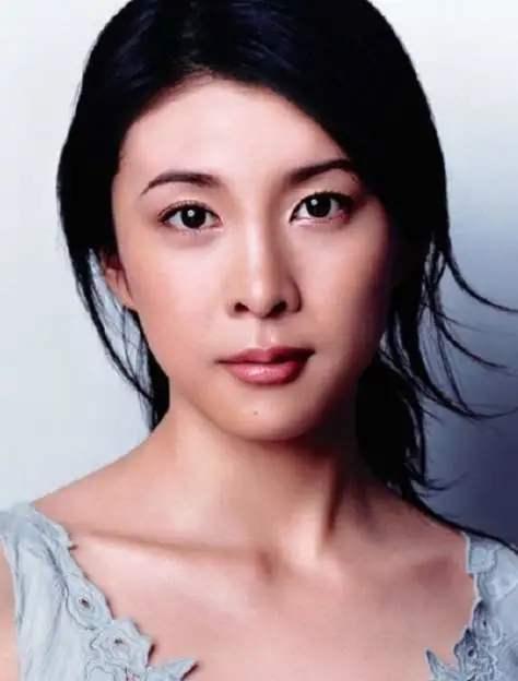 她拥有最治愈笑容却治愈不了自己,日著名女星被发现在衣帽间自缢