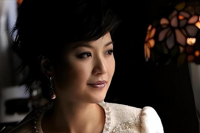 东方卫视一姐陈蓉：因“寿宴门”身败名裂，今低调嫁海归结婚生子