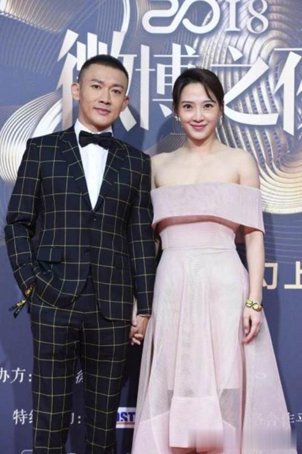 聂远携手妻子走红毯，“正宫娘娘”一袭粉裙太美艳，原来这么会穿