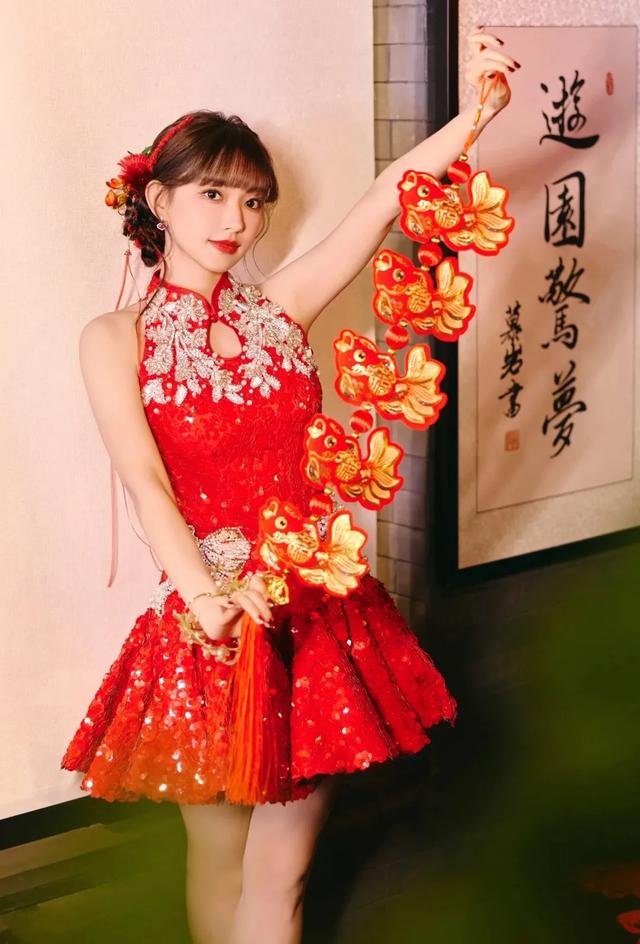 程潇与程晨新加坡旅行，背17万的包包好惬意，妹妹红头发凸嘴抢镜