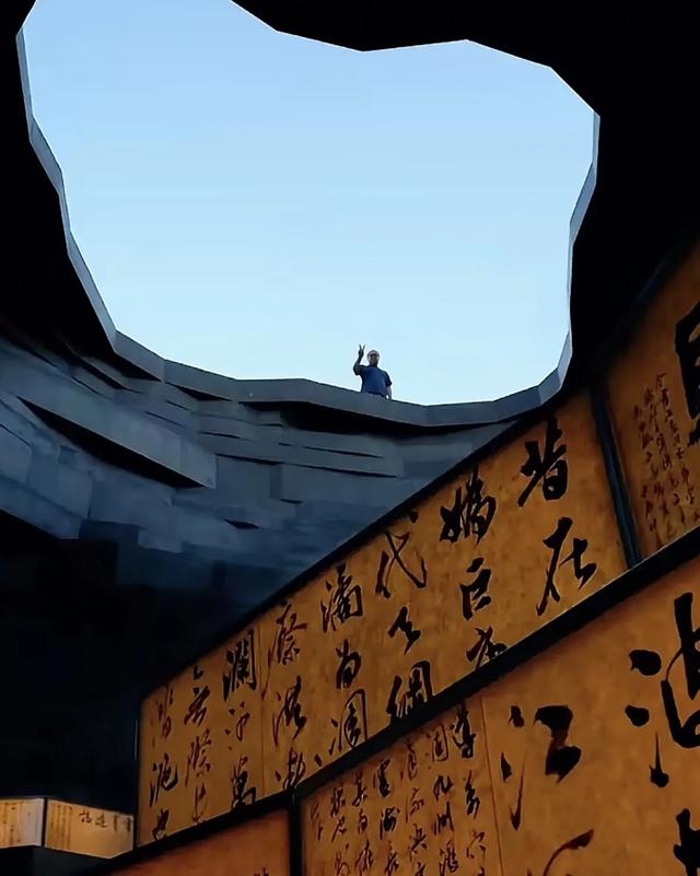 窦唯现状曝光：隐居阿那亚，秃顶头发花白索性剃光头，偶尔会演出