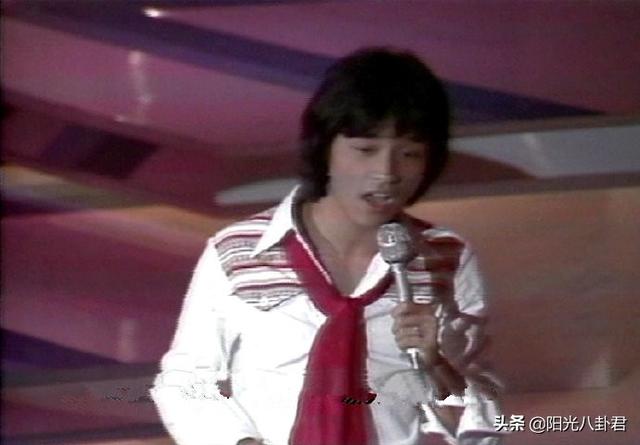 张国荣20岁出道，首次参加比赛照罕见曝光，6岁莫文蔚上台献花