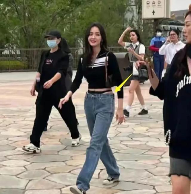 娜扎丁字裤外露，还怒怼网友管得宽，是“荡妇”，还是另有缘由？