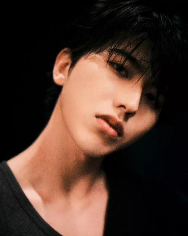 行走的荷尔蒙,蔡徐坤禁欲写真,一身肌肉满满的男人范