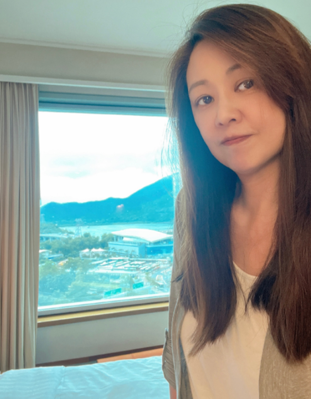 52岁王馨平自曝确诊!喉咙不适在酒店隔离,上月2位亲人接连去世