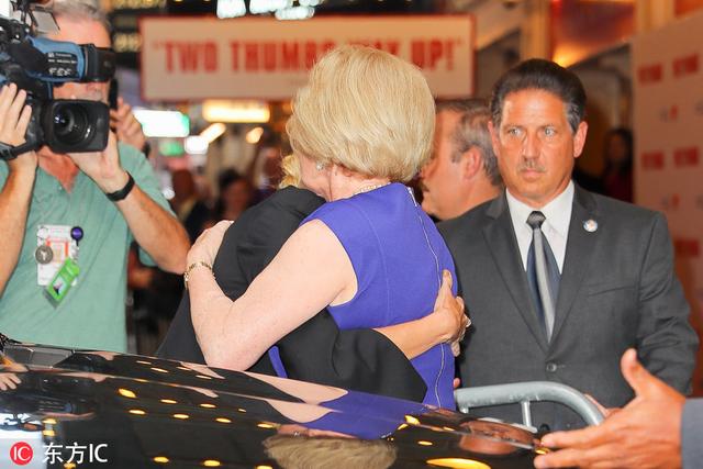 茱莉亚·罗伯茨大嘴笑容依然迷人，这位印度男子目光为何恶狠狠？