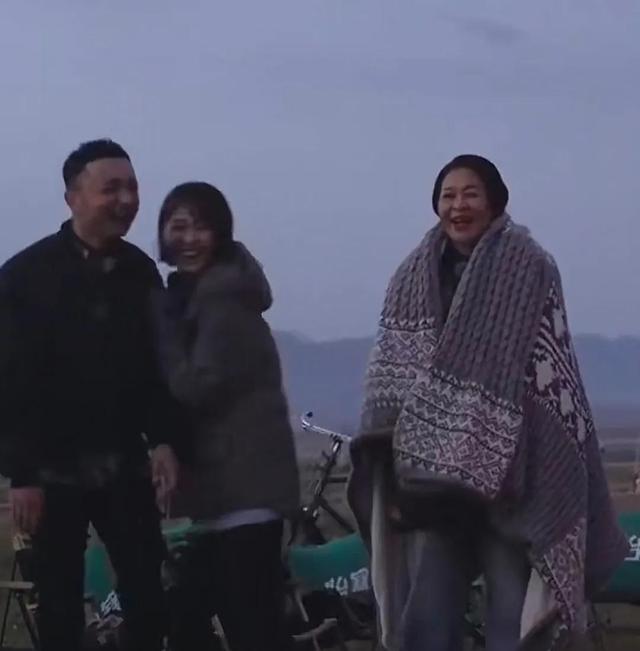 知名主持人王冠官宣喜讯，晒与老公牵手照，与唐嫣尼格买提是好友