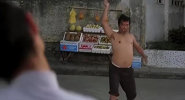 周星驰“御用闲人”近况曝光!满头白发面色暗淡,网友直呼认不出