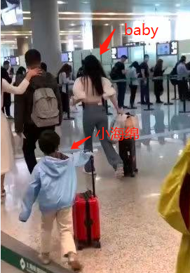 baby与儿子现身三亚，母子当街甩手闹别扭，小海绵撒娇抱腿超呆萌