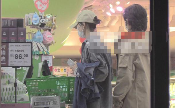 夏雨一家三口逛超市,43岁袁泉的美腿绝了,结账暴露家庭地位