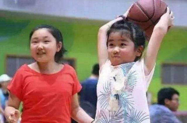 姚明女儿没有170？看站他身边168的范冰冰和172的撒贝宁就知道了