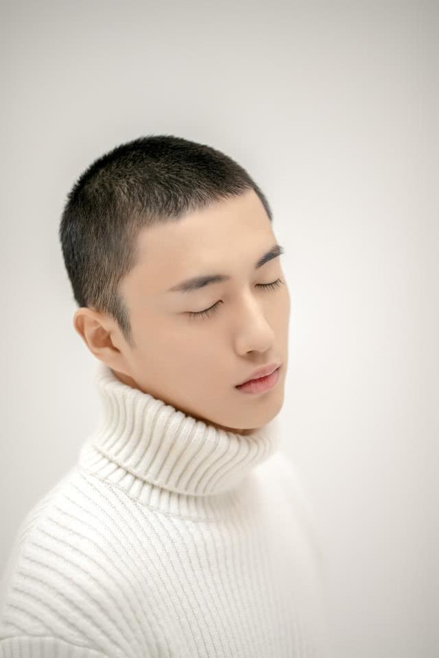 张博涵平头造型清爽有型 白毛衣展现阳光气息