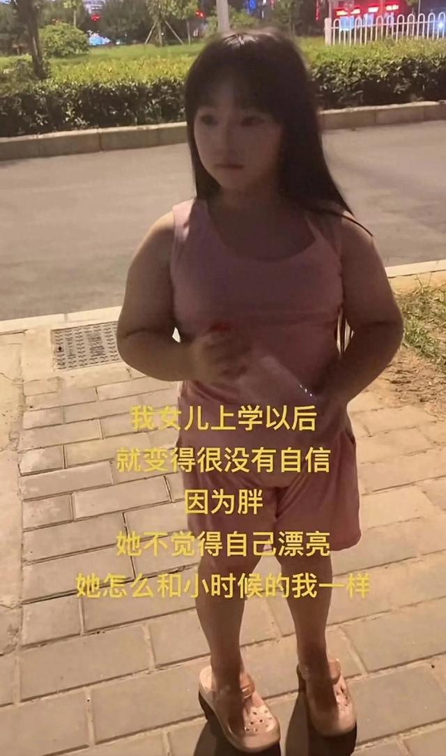 自卑的小女孩却有六块腹肌,这不就是生物书肌肉女?太离谱了